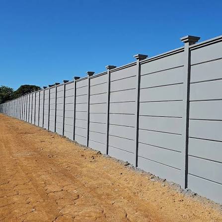 Muro de perímetro com grafiato e faixa de pintura
